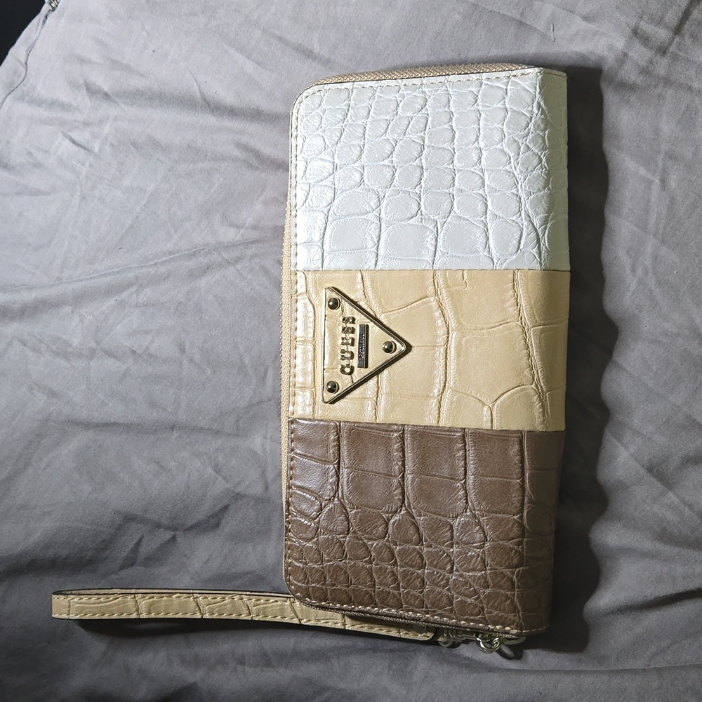 GUESS  Wallet/ Wristlet  NWOT